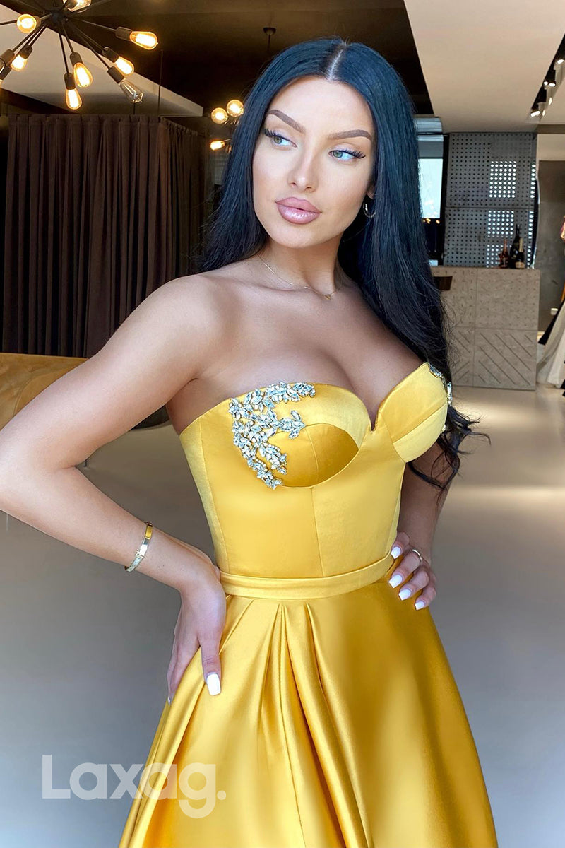 21776 - فستان سهرة طويل من الساتان بفتحة على شكل قلب وخرز عند الفخذ