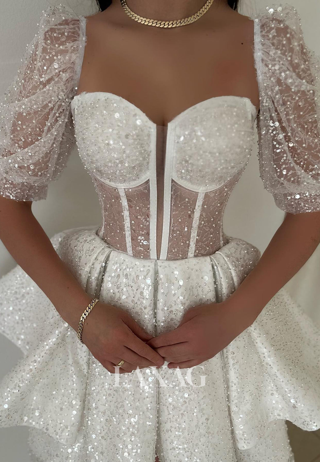 فستان قصير من الساتان بتصميم حورية البحر لحفل التخرج، بدون أكمام، بتصميم على شكل قلب، مع فيونكة، وكتف مكشوف