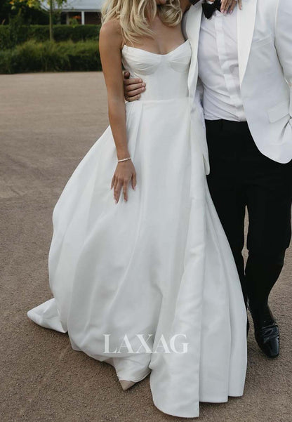 فستان زفاف بسيط من الساتان المطوي بفتحة رقبة على شكل حرف V وحمالات رفيعة بدون أكمام وذيل طويل