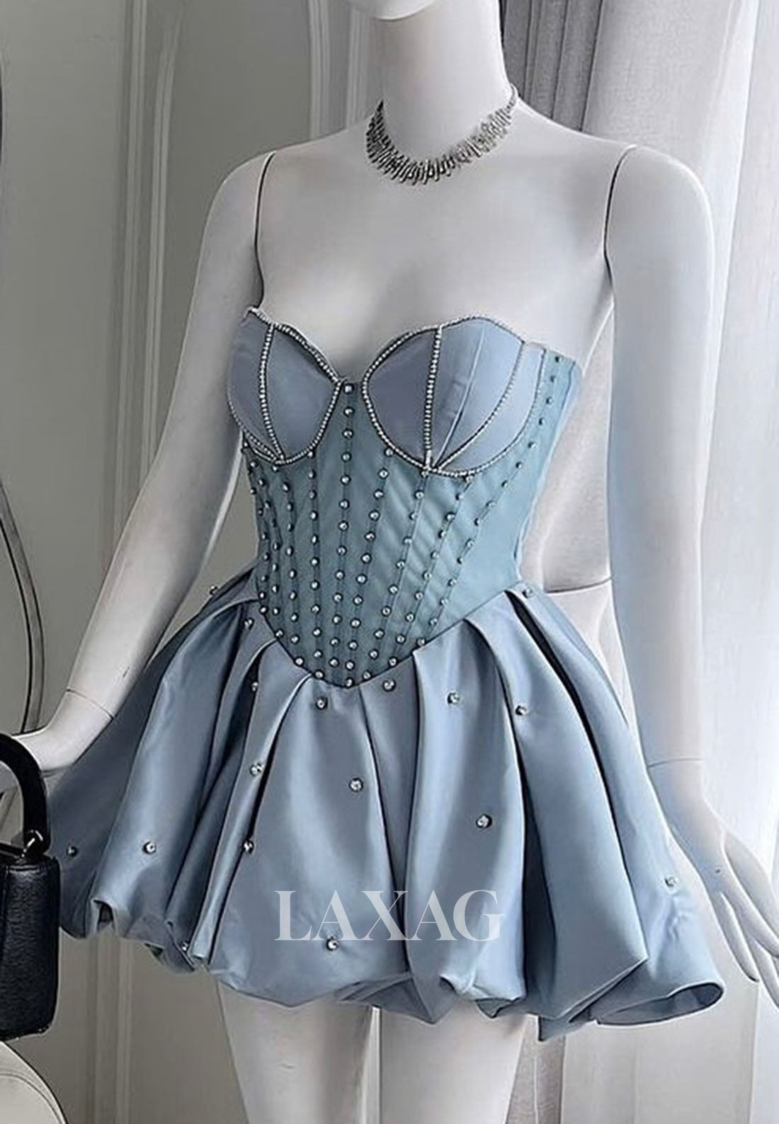 فستان قصير من الساتان بتصميم حورية البحر لحفل التخرج، بدون أكمام، بتصميم على شكل قلب، مع فيونكة، وكتف مكشوف