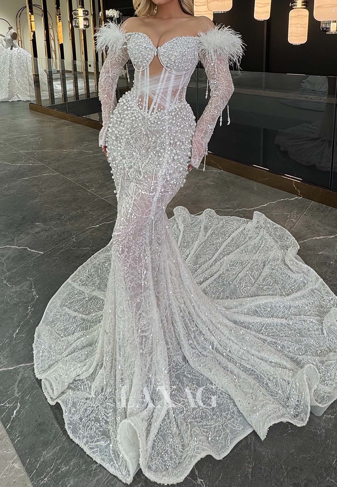 فستان زفاف بسيط من الساتان المطوي بفتحة رقبة على شكل حرف V وحمالات رفيعة بدون أكمام وذيل طويل