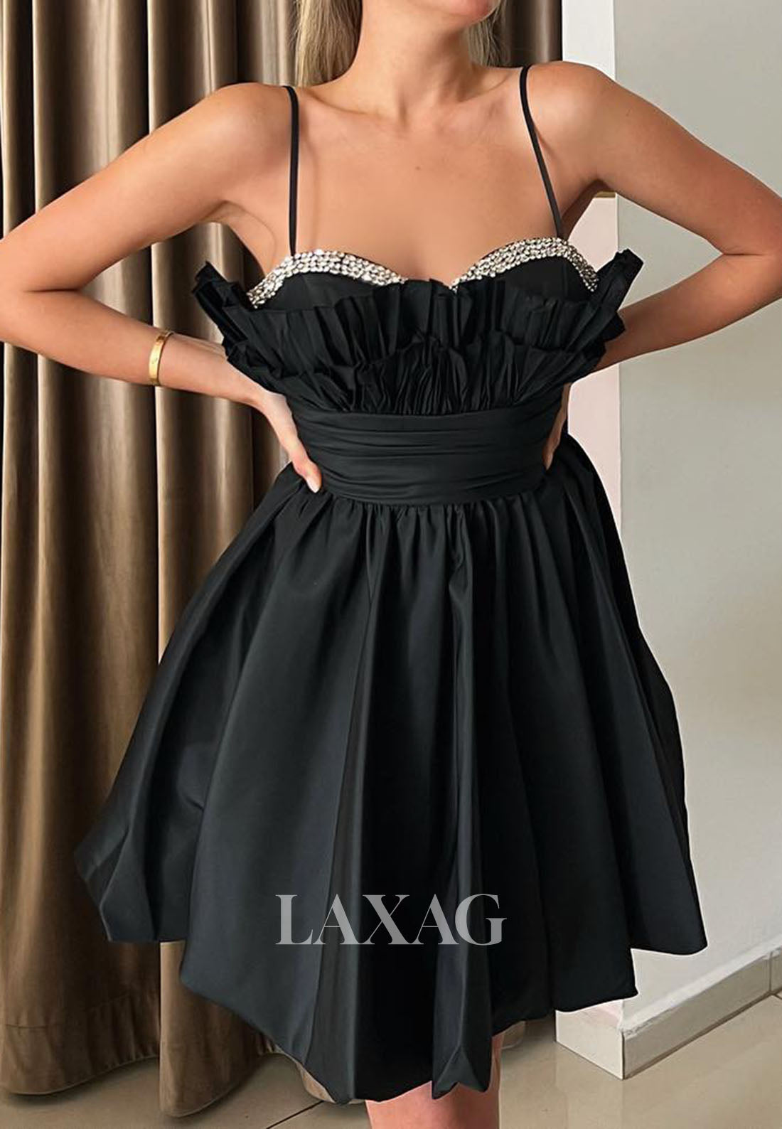 فستان قصير من الساتان بتصميم حورية البحر لحفل التخرج، بدون أكمام، بتصميم على شكل قلب، مع فيونكة، وكتف مكشوف