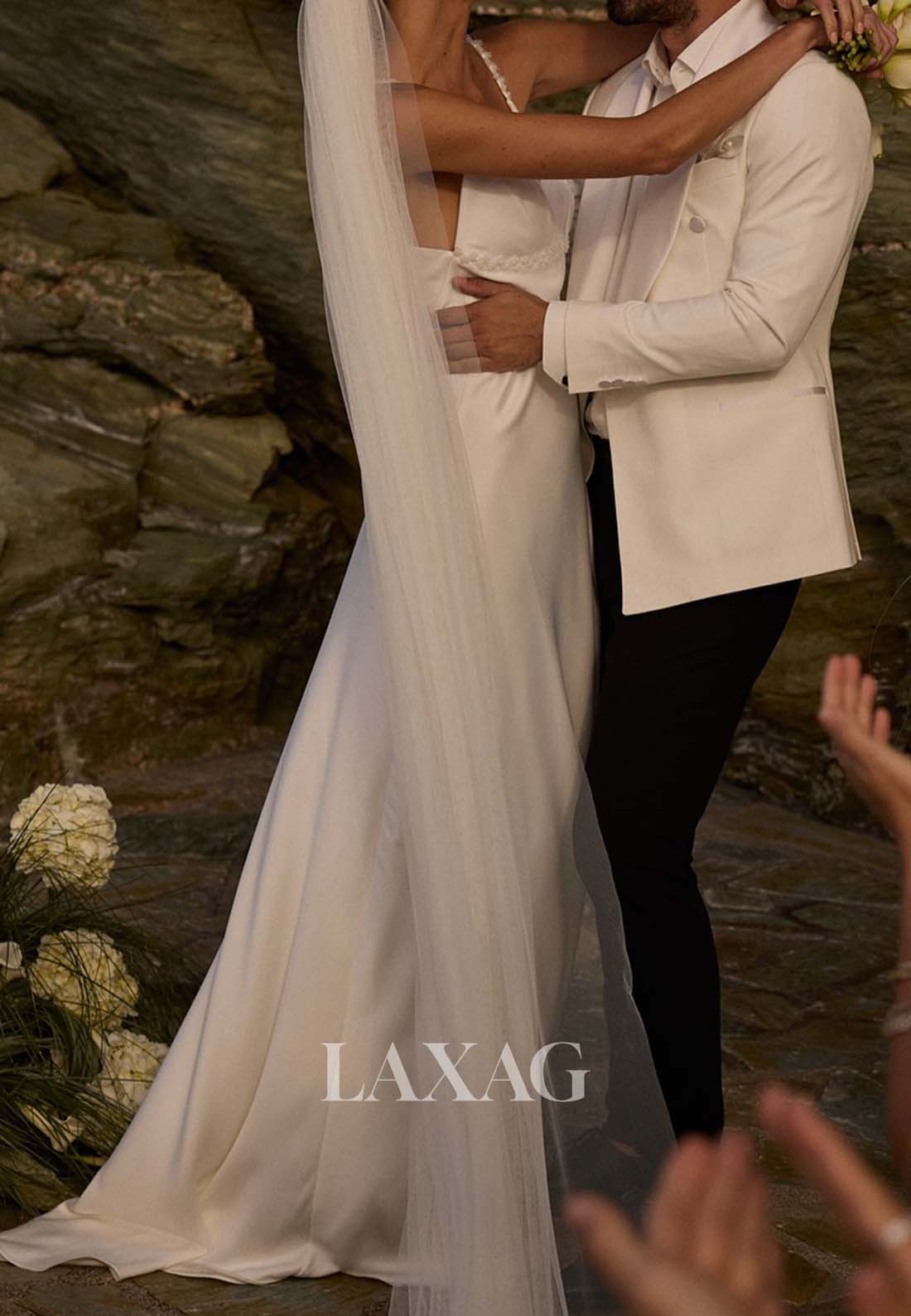 فستان زفاف بسيط من الساتان المطوي بفتحة رقبة على شكل حرف V وحمالات رفيعة بدون أكمام وذيل طويل