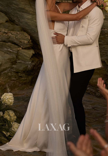 فستان زفاف بسيط من الساتان المطوي بفتحة رقبة على شكل حرف V وحمالات رفيعة بدون أكمام وذيل طويل