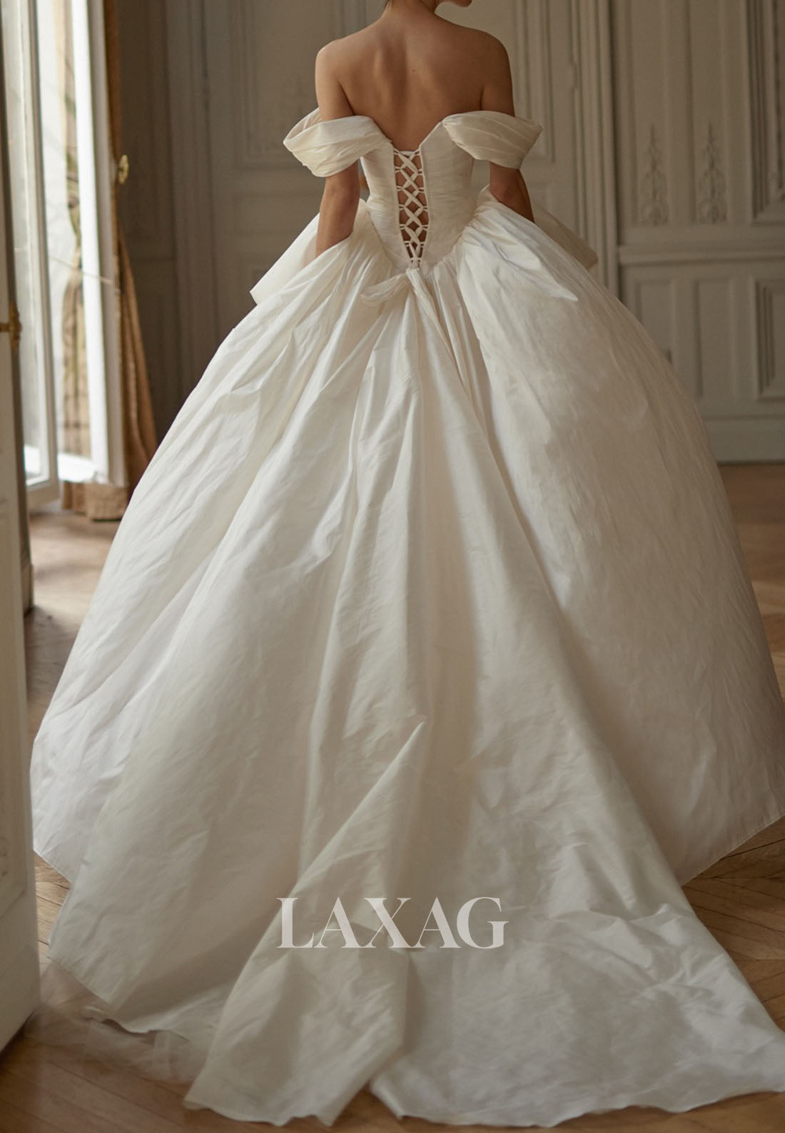 Bateau-Neck Sleeveless Pleated A-Line Wedding Dress Off-Shoulder Chiffon Bride Gowns with Train