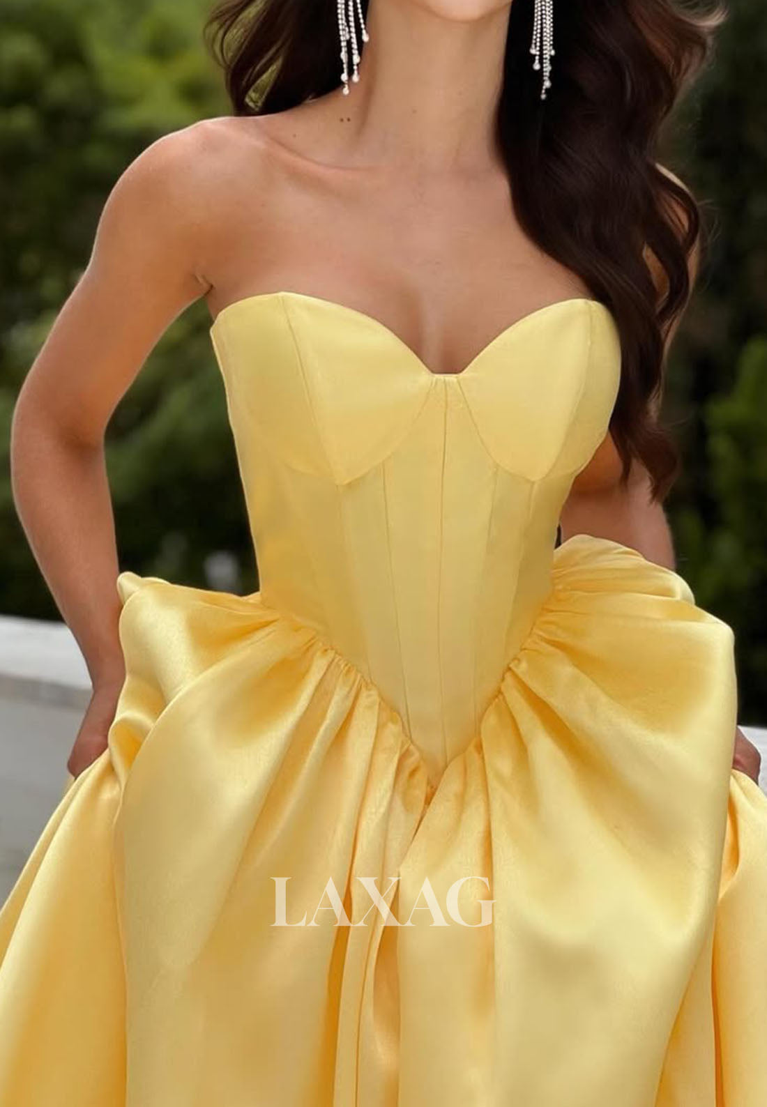 Sweetheart Sleeveless Floor-Length Party Gowns Off-Shoulder Satin Pleated A-Line Prom Dress