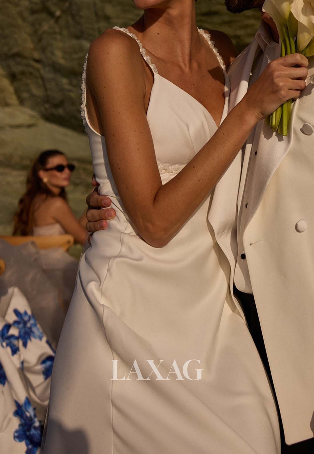 فستان زفاف بسيط من الساتان المطوي بفتحة رقبة على شكل حرف V وحمالات رفيعة بدون أكمام وذيل طويل