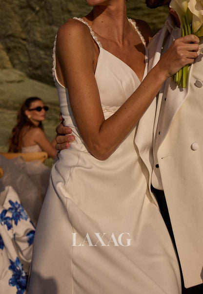 فستان زفاف بسيط من الساتان المطوي بفتحة رقبة على شكل حرف V وحمالات رفيعة بدون أكمام وذيل طويل