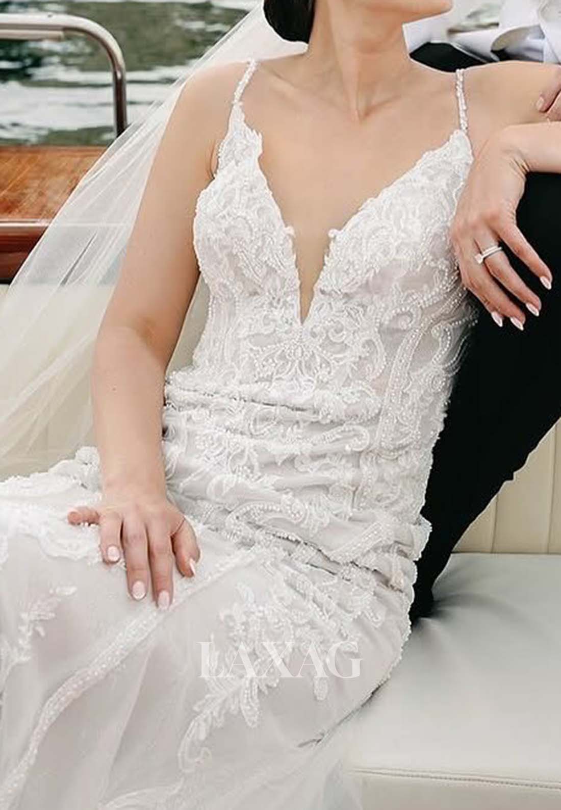 فستان زفاف بسيط من الساتان المطوي بفتحة رقبة على شكل حرف V وحمالات رفيعة بدون أكمام وذيل طويل