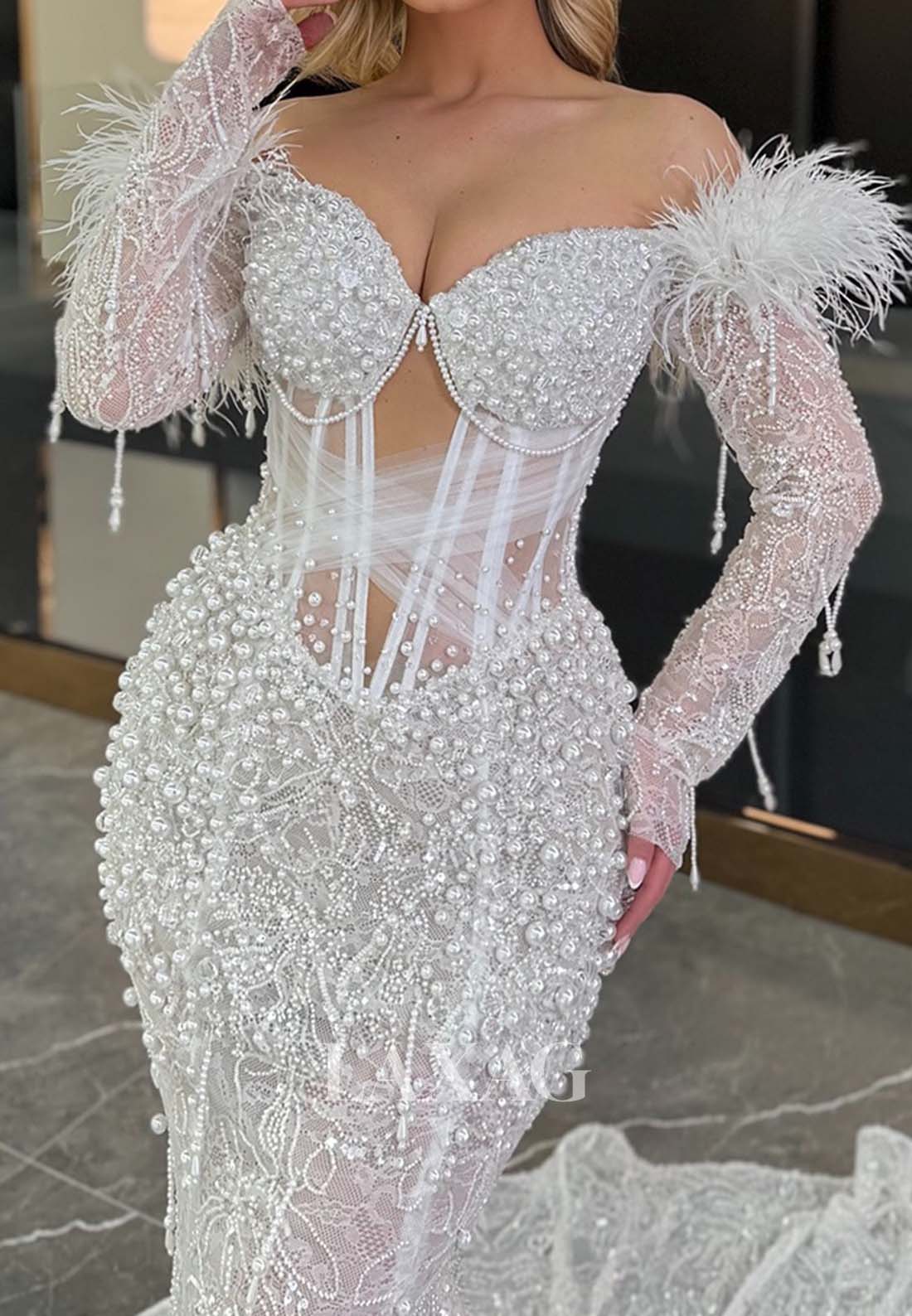 فستان زفاف بسيط من الساتان المطوي بفتحة رقبة على شكل حرف V وحمالات رفيعة بدون أكمام وذيل طويل