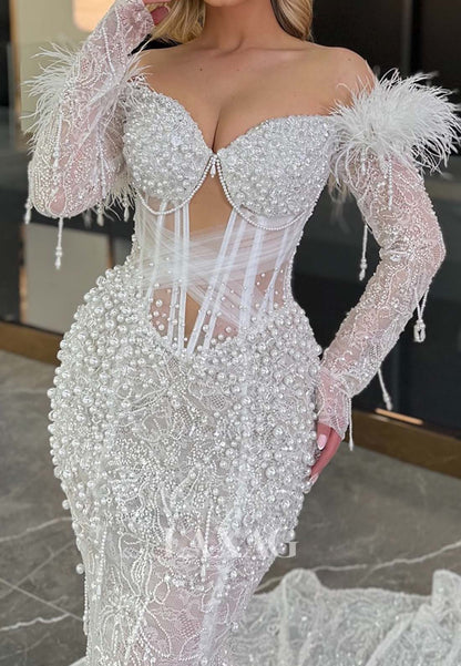 فستان زفاف بسيط من الساتان المطوي بفتحة رقبة على شكل حرف V وحمالات رفيعة بدون أكمام وذيل طويل