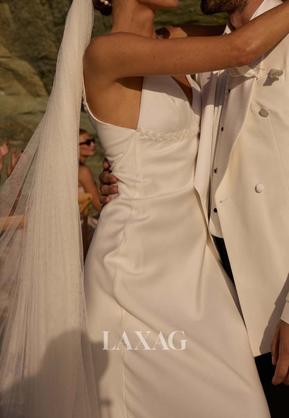 فستان زفاف بسيط من الساتان المطوي بفتحة رقبة على شكل حرف V وحمالات رفيعة بدون أكمام وذيل طويل