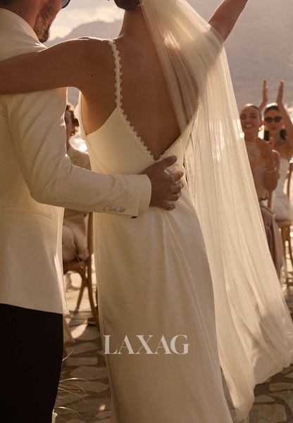 فستان زفاف بسيط من الساتان المطوي بفتحة رقبة على شكل حرف V وحمالات رفيعة بدون أكمام وذيل طويل