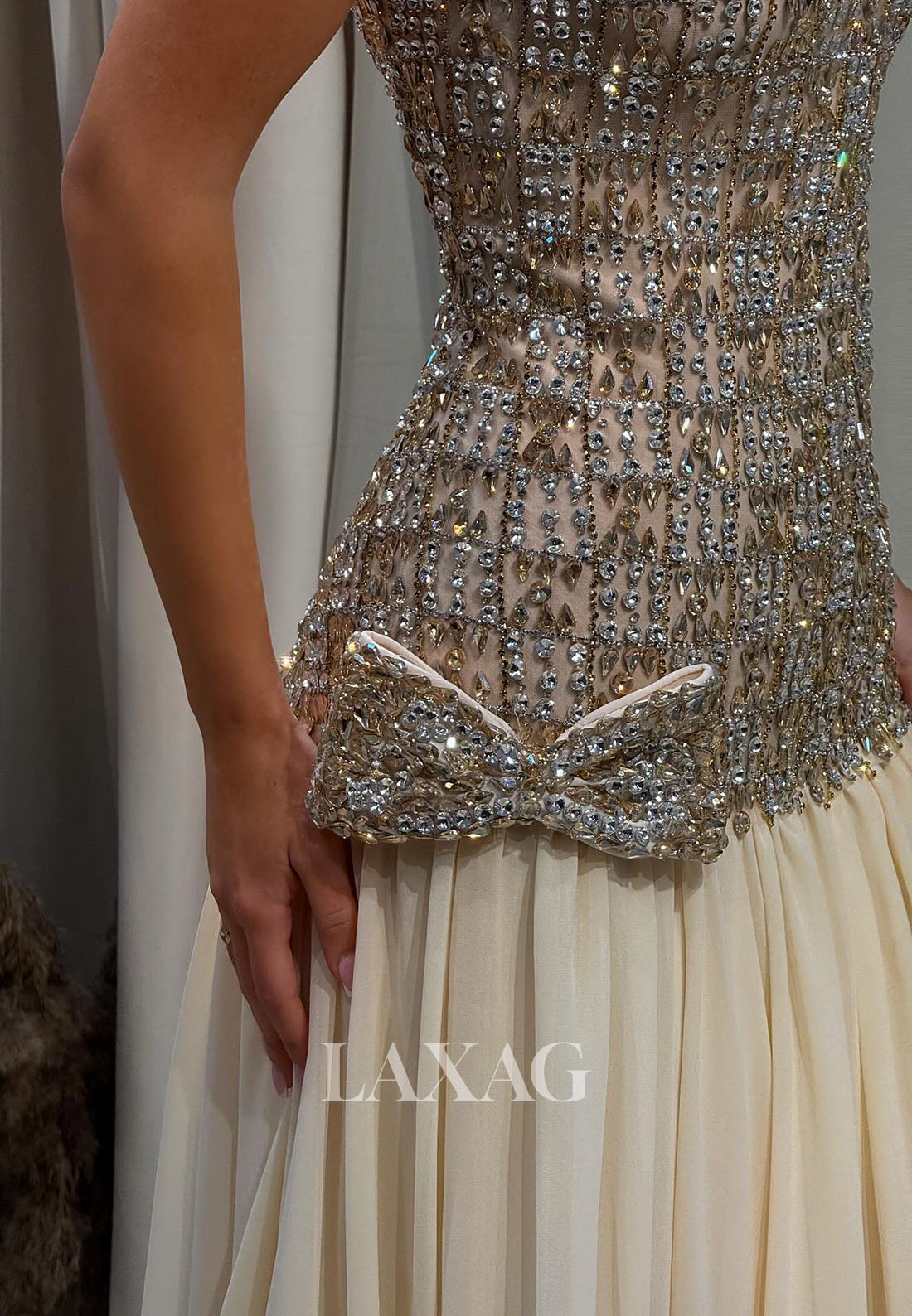 Off-Shoulder Sweetheart Chiffon Pleated A-Line Prom Dress Sleeveless Rhinestone Beaded Party Gowns