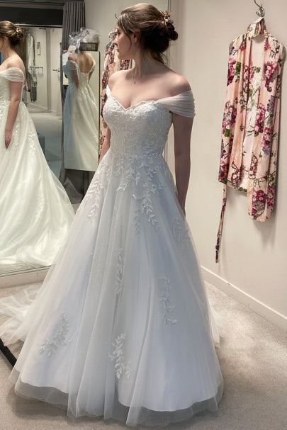 V-Neck Off-Shoulder Sleeveless Lace Applique Tulle&Satin Pleated A-line Wedding Dress