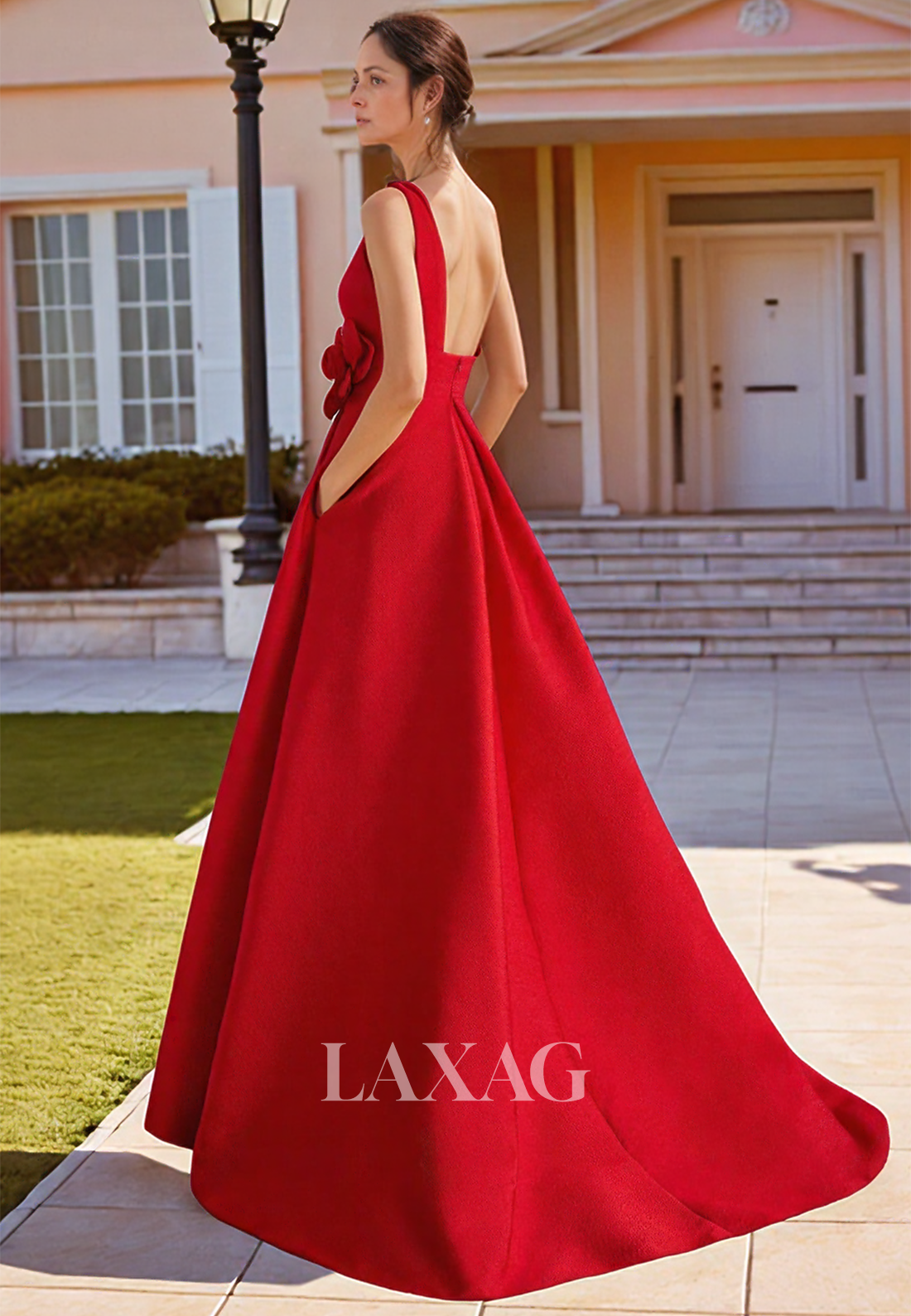 فستان أم العروس من الساتان بطول الأرض، مزين بالزهور، بدون أكمام، بدون حمالات، وفتحة رقبة دائرية، وكتف مكشوف