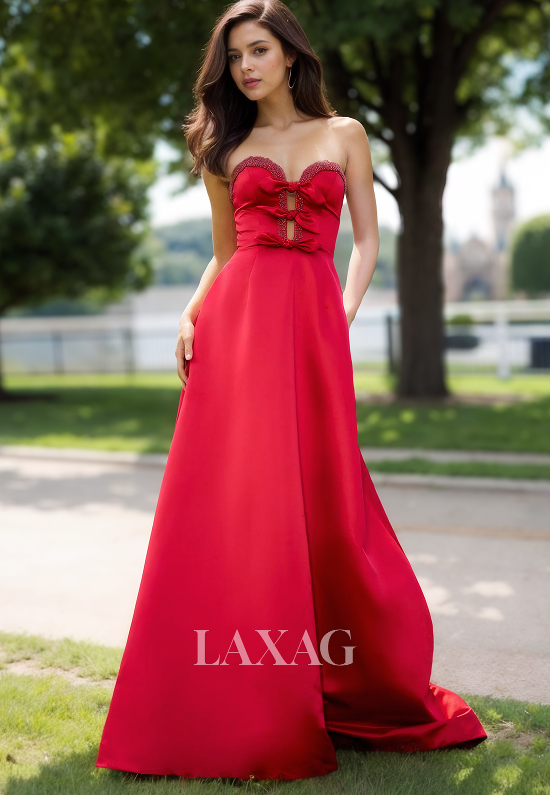 فستان سهرة أنيق بدون أكمام بتصميم قلب مكشوف الكتفين، مصنوع من الساتان المزين بالخرز، مع ثنيات، وربطات عنق