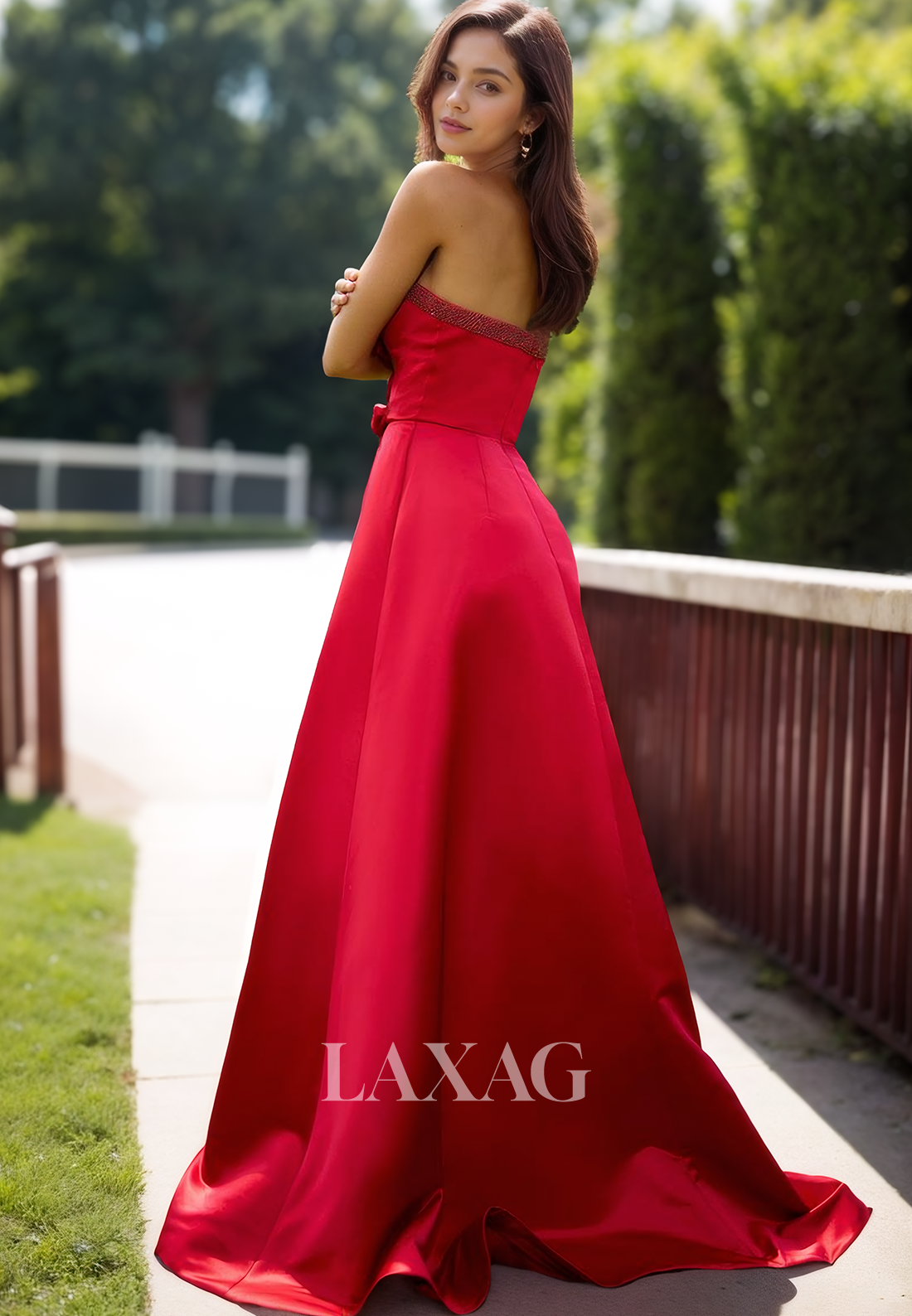 فستان سهرة أنيق بدون أكمام بتصميم قلب مكشوف الكتفين، مصنوع من الساتان المزين بالخرز، مع ثنيات، وربطات عنق