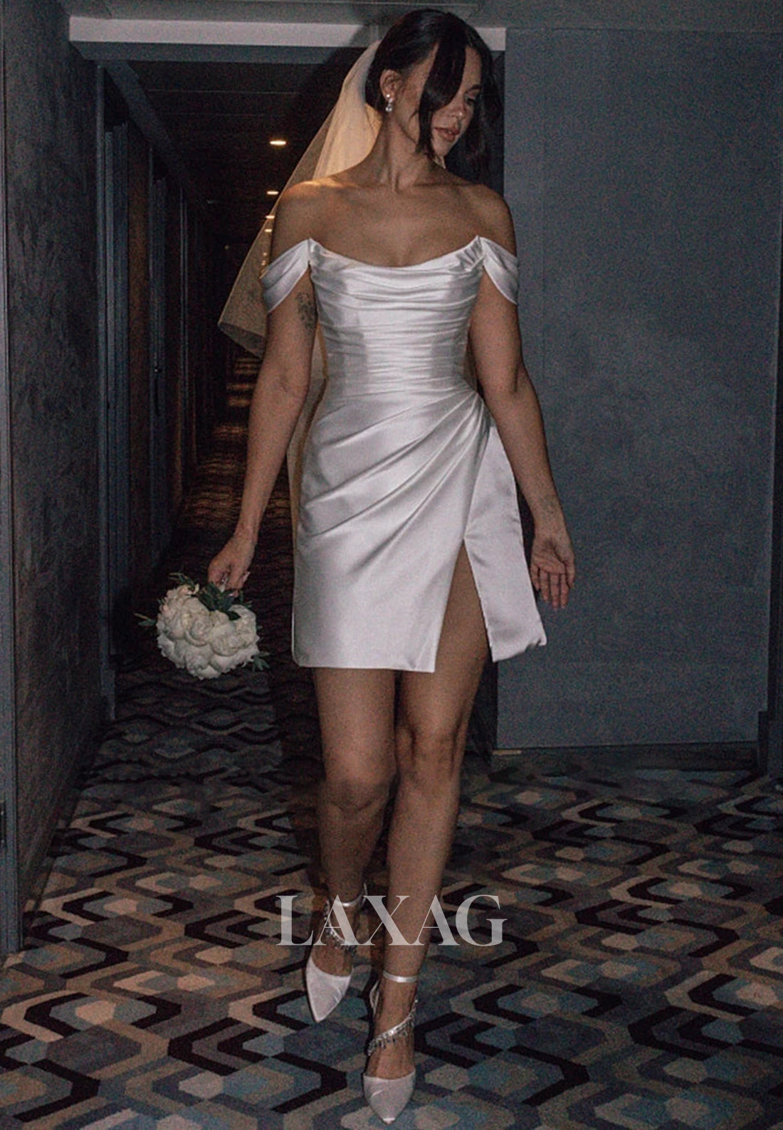 Scoop-Neck Off-Shoulder Sleeveless Bride Gowns Pleated Satin Fitted Short Beach Wedding Dress